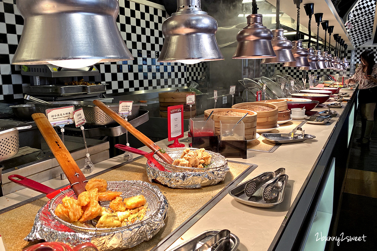 台北美食》台北凱撒大飯店 Checkers 自助餐 2020 草莓季!! 期間限定夢幻草莓甜點吃到飽 x 酸菜白肉鍋、現燙牛肉湯暖呼呼上市～台北車站附近最厲害的五星飯店自助百匯｜鼠於你我的莓好食刻｜北車美食｜捷運台北車站餐廳 @兔兒毛毛姊妹花