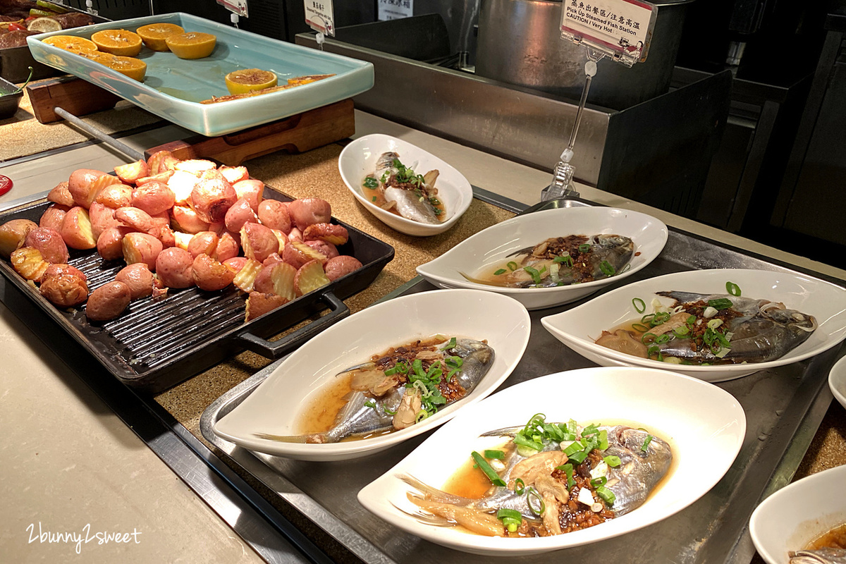 台北美食》台北凱撒大飯店 Checkers 自助餐 2020 草莓季!! 期間限定夢幻草莓甜點吃到飽 x 酸菜白肉鍋、現燙牛肉湯暖呼呼上市～台北車站附近最厲害的五星飯店自助百匯｜鼠於你我的莓好食刻｜北車美食｜捷運台北車站餐廳 @兔兒毛毛姊妹花