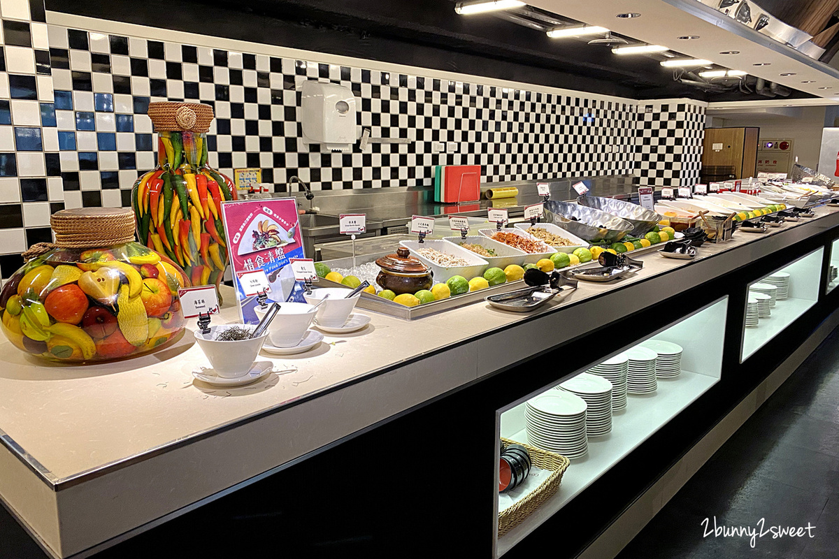 台北美食》台北凱撒大飯店 Checkers 自助餐 2020 草莓季!! 期間限定夢幻草莓甜點吃到飽 x 酸菜白肉鍋、現燙牛肉湯暖呼呼上市～台北車站附近最厲害的五星飯店自助百匯｜鼠於你我的莓好食刻｜北車美食｜捷運台北車站餐廳 @兔兒毛毛姊妹花