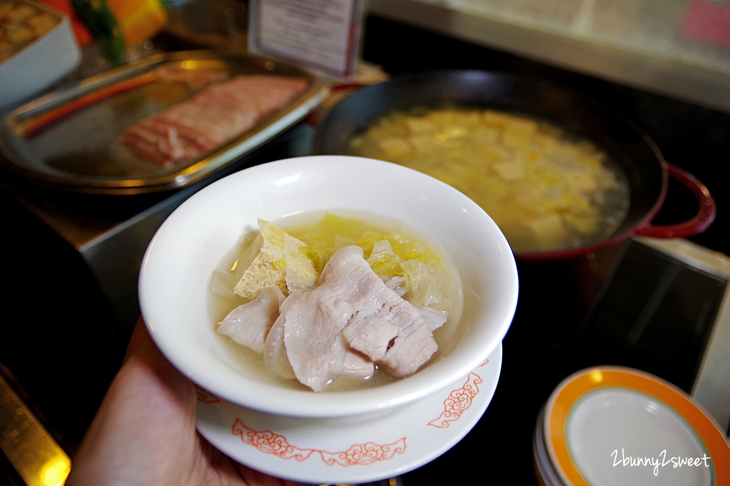 台北美食》台北凱撒大飯店 Checkers 自助餐 2020 草莓季!! 期間限定夢幻草莓甜點吃到飽 x 酸菜白肉鍋、現燙牛肉湯暖呼呼上市～台北車站附近最厲害的五星飯店自助百匯｜鼠於你我的莓好食刻｜北車美食｜捷運台北車站餐廳 @兔兒毛毛姊妹花