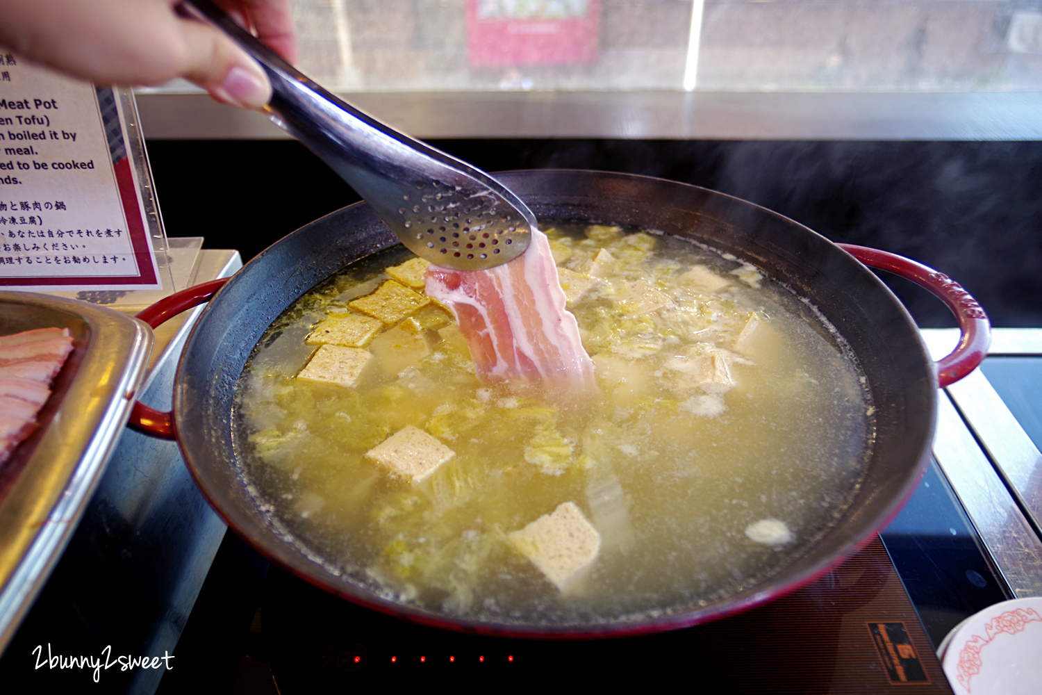 台北美食》台北凱撒大飯店 Checkers 自助餐 2020 草莓季!! 期間限定夢幻草莓甜點吃到飽 x 酸菜白肉鍋、現燙牛肉湯暖呼呼上市～台北車站附近最厲害的五星飯店自助百匯｜鼠於你我的莓好食刻｜北車美食｜捷運台北車站餐廳 @兔兒毛毛姊妹花