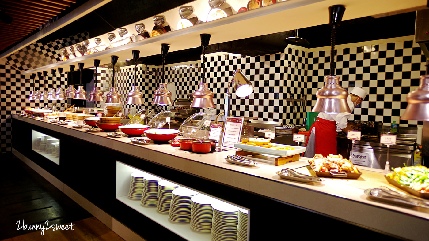台北美食》台北凱撒大飯店 Checkers 自助餐 2020 草莓季!! 期間限定夢幻草莓甜點吃到飽 x 酸菜白肉鍋、現燙牛肉湯暖呼呼上市～台北車站附近最厲害的五星飯店自助百匯｜鼠於你我的莓好食刻｜北車美食｜捷運台北車站餐廳 @兔兒毛毛姊妹花