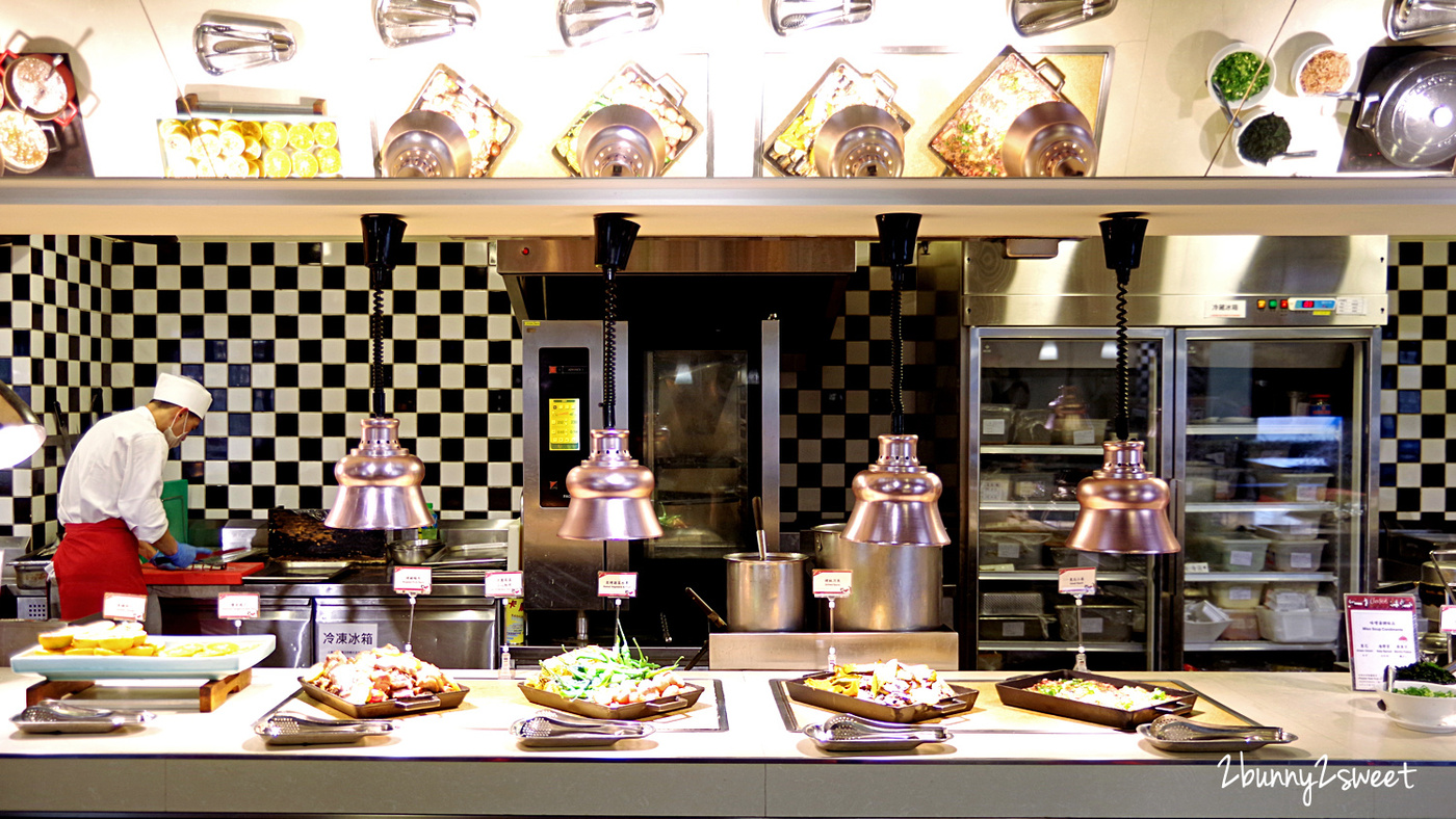 台北美食》台北凱撒大飯店 Checkers 自助餐 2020 草莓季!! 期間限定夢幻草莓甜點吃到飽 x 酸菜白肉鍋、現燙牛肉湯暖呼呼上市～台北車站附近最厲害的五星飯店自助百匯｜鼠於你我的莓好食刻｜北車美食｜捷運台北車站餐廳 @兔兒毛毛姊妹花