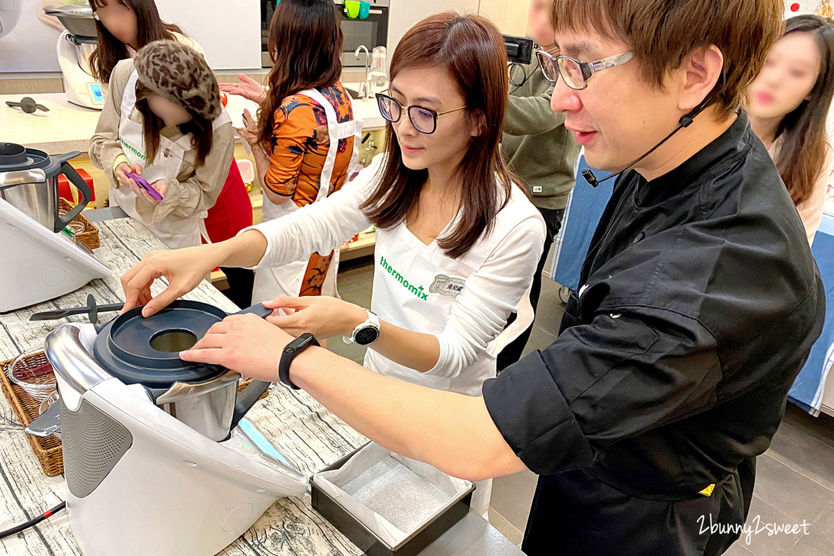 [廚房家電。推薦] Thermomix 美善品多功能料理機 TM6 ～內建平板電腦和 15 種料理功能， Cookidoo 2500 道菜單時時更新，引導式烹飪用手指頭就能輕鬆出好菜～連小學生都能變身大廚的烹飪神器全新上市!! @兔兒毛毛姊妹花