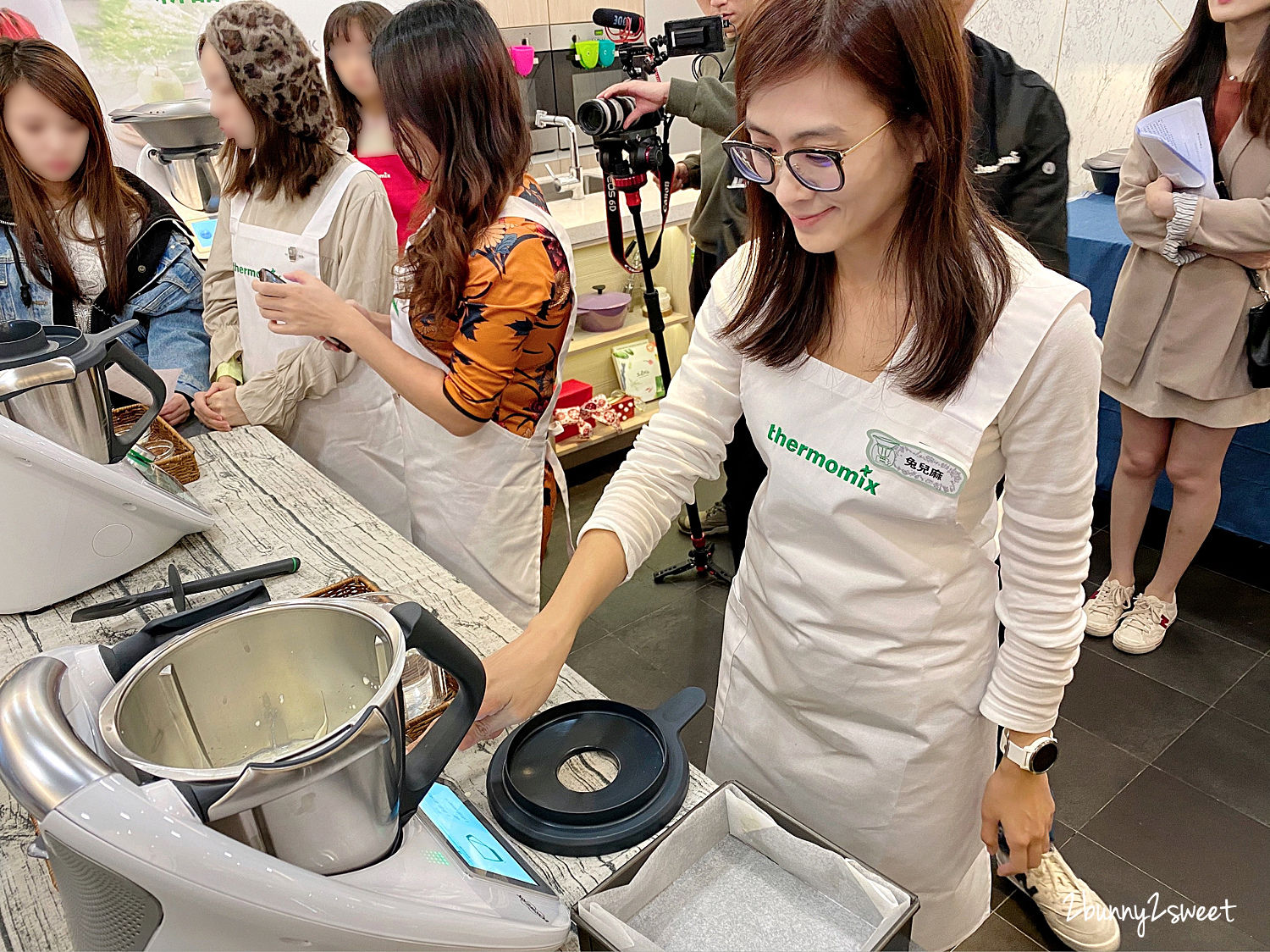 [廚房家電。推薦] Thermomix 美善品多功能料理機 TM6 ～內建平板電腦和 15 種料理功能， Cookidoo 2500 道菜單時時更新，引導式烹飪用手指頭就能輕鬆出好菜～連小學生都能變身大廚的烹飪神器全新上市!! @兔兒毛毛姊妹花