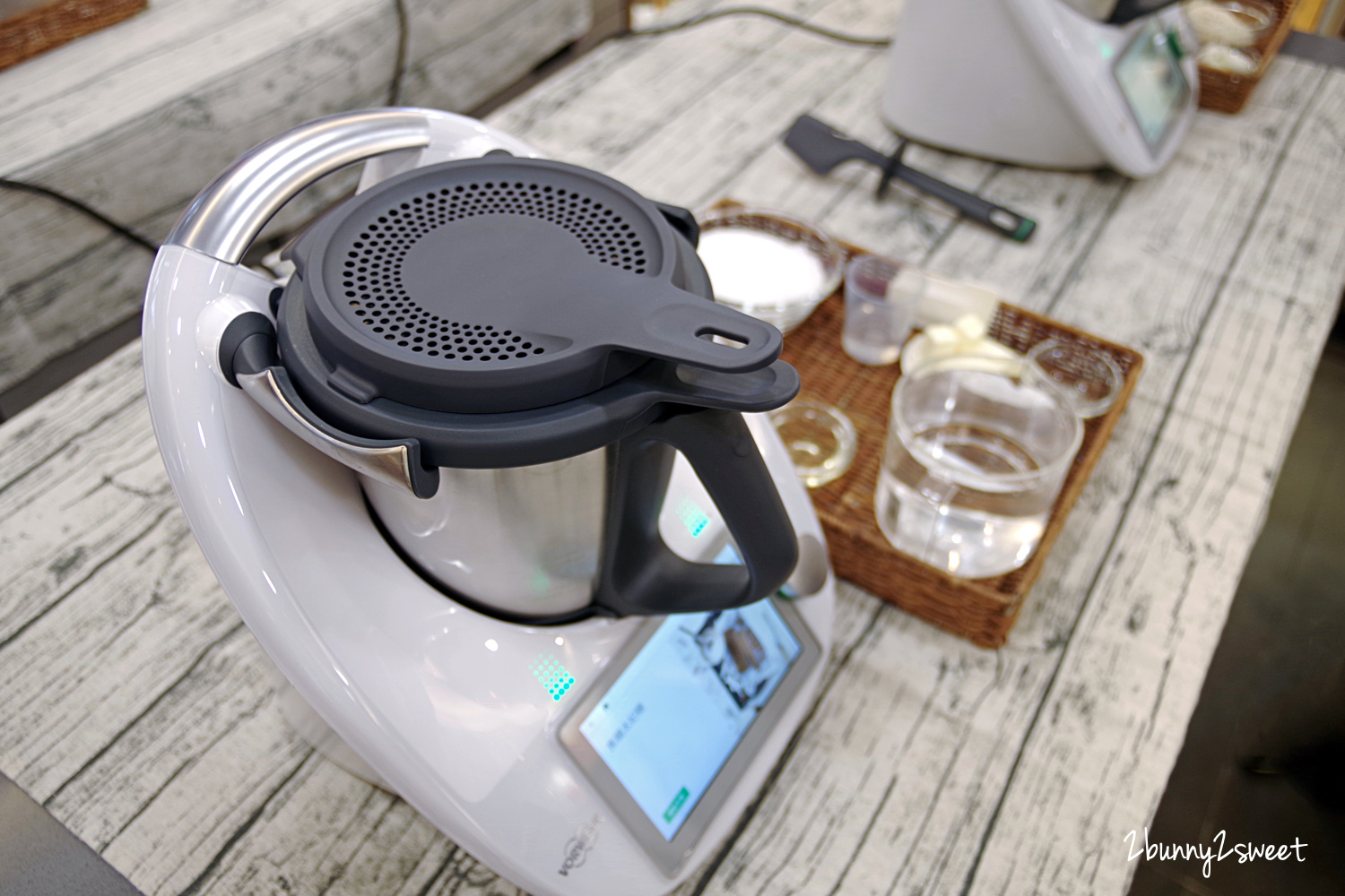 [廚房家電。推薦] Thermomix 美善品多功能料理機 TM6 ～內建平板電腦和 15 種料理功能， Cookidoo 2500 道菜單時時更新，引導式烹飪用手指頭就能輕鬆出好菜～連小學生都能變身大廚的烹飪神器全新上市!! @兔兒毛毛姊妹花