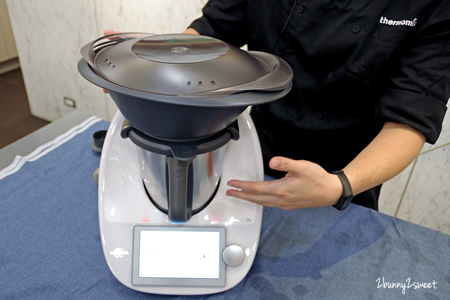 [廚房家電。推薦] Thermomix 美善品多功能料理機 TM6 ～內建平板電腦和 15 種料理功能， Cookidoo 2500 道菜單時時更新，引導式烹飪用手指頭就能輕鬆出好菜～連小學生都能變身大廚的烹飪神器全新上市!! @兔兒毛毛姊妹花