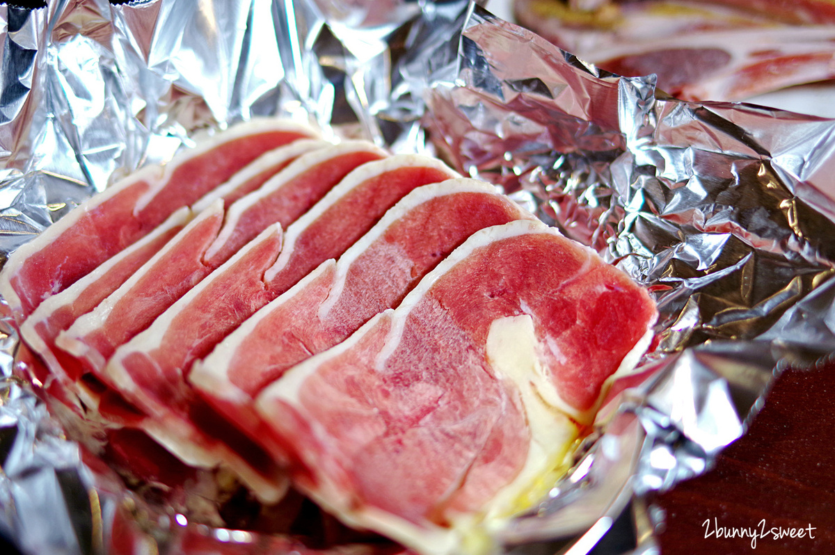 [宜蘭。美食] 原田屋燒肉鍋物～假日中午 388 就可以燒肉吃到飽!!彩虹貝、櫻桃鴨、比臉還大的霜降牛排通通拿來烤，火烤兩吃還附哈根達斯冰淇淋｜宜蘭燒肉吃到飽推薦｜免費停車 @兔兒毛毛姊妹花