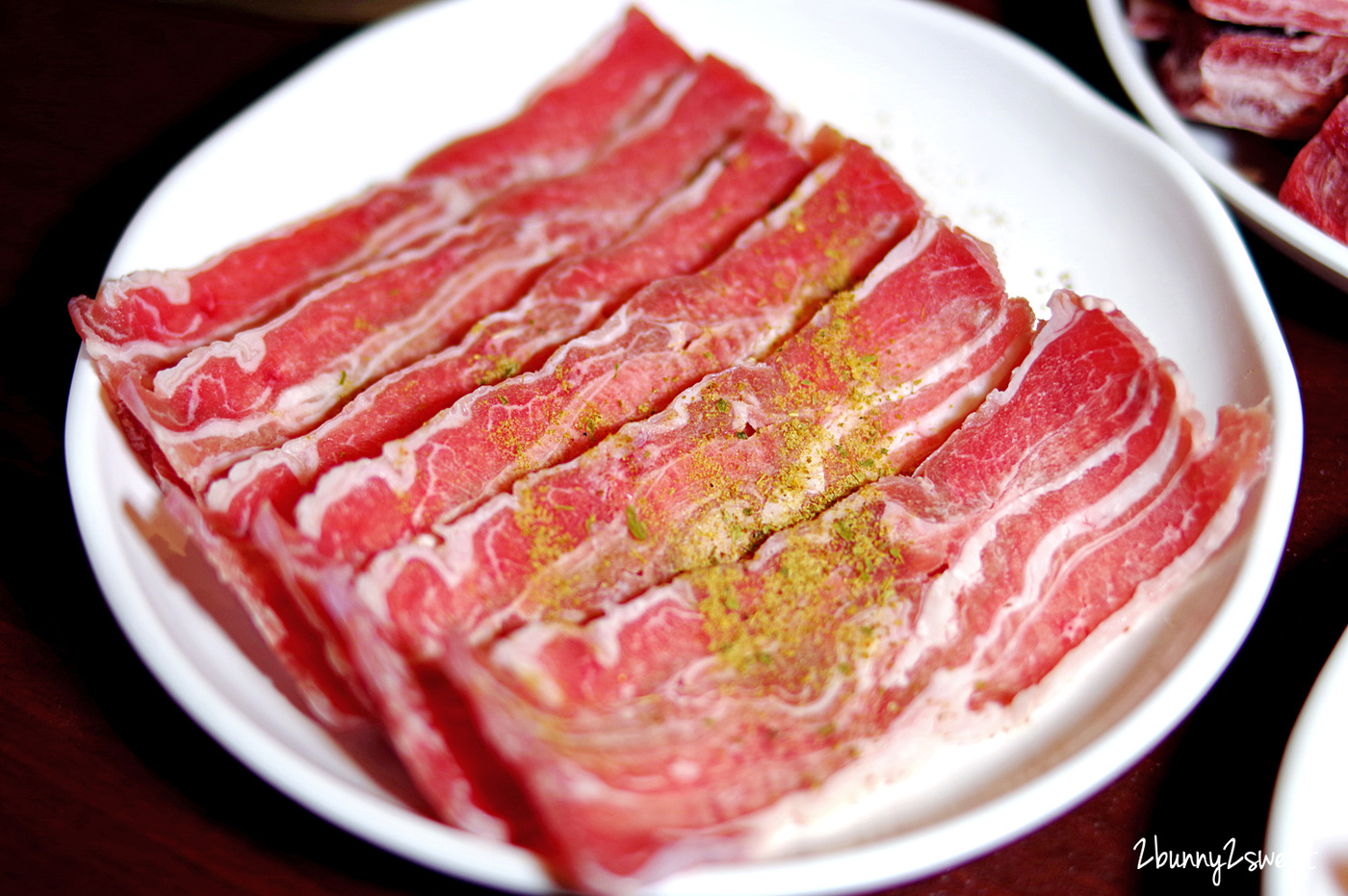 [宜蘭。美食] 原田屋燒肉鍋物～假日中午 388 就可以燒肉吃到飽!!彩虹貝、櫻桃鴨、比臉還大的霜降牛排通通拿來烤，火烤兩吃還附哈根達斯冰淇淋｜宜蘭燒肉吃到飽推薦｜免費停車 @兔兒毛毛姊妹花