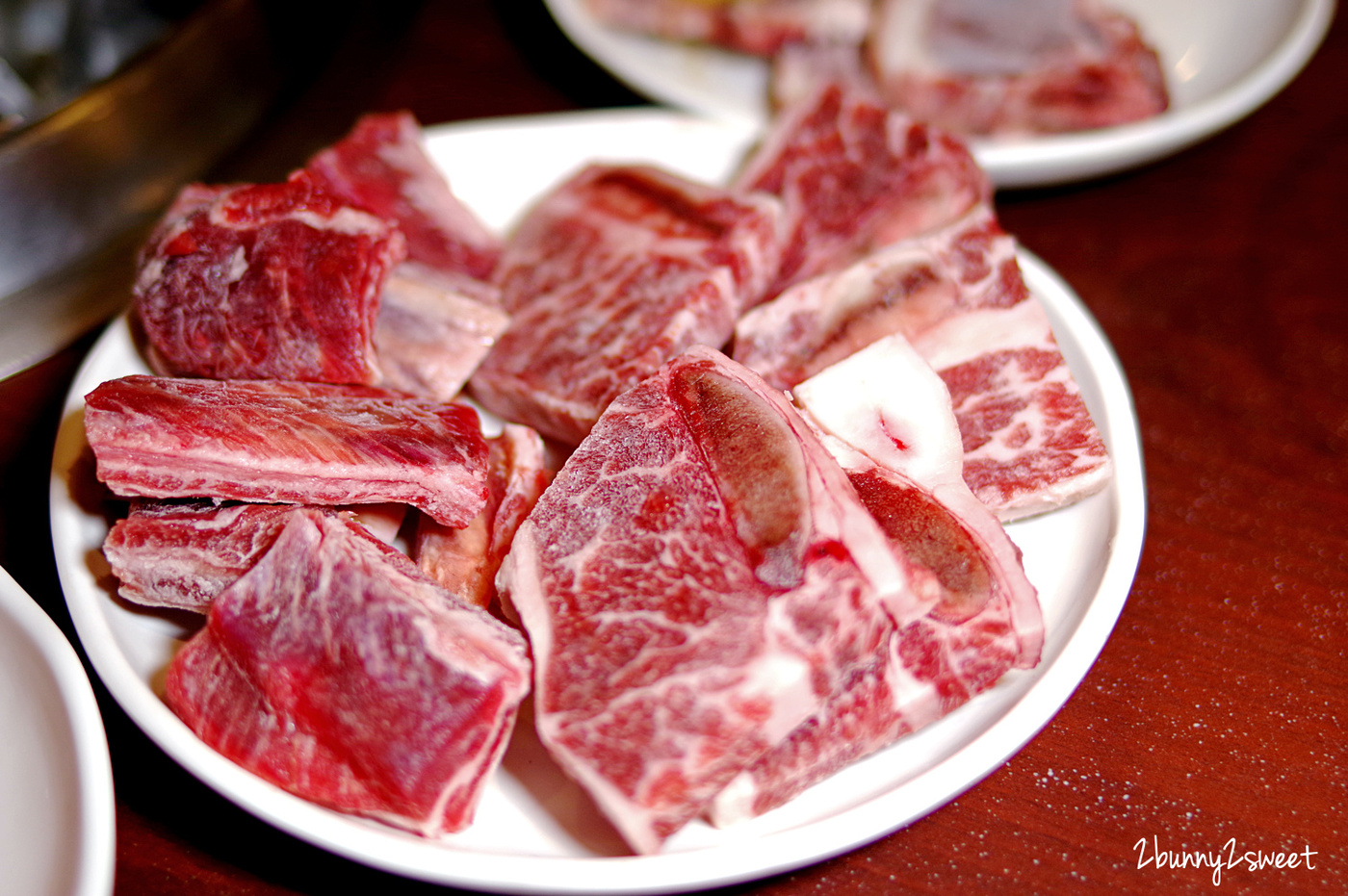 [宜蘭。美食] 原田屋燒肉鍋物～假日中午 388 就可以燒肉吃到飽!!彩虹貝、櫻桃鴨、比臉還大的霜降牛排通通拿來烤，火烤兩吃還附哈根達斯冰淇淋｜宜蘭燒肉吃到飽推薦｜免費停車 @兔兒毛毛姊妹花