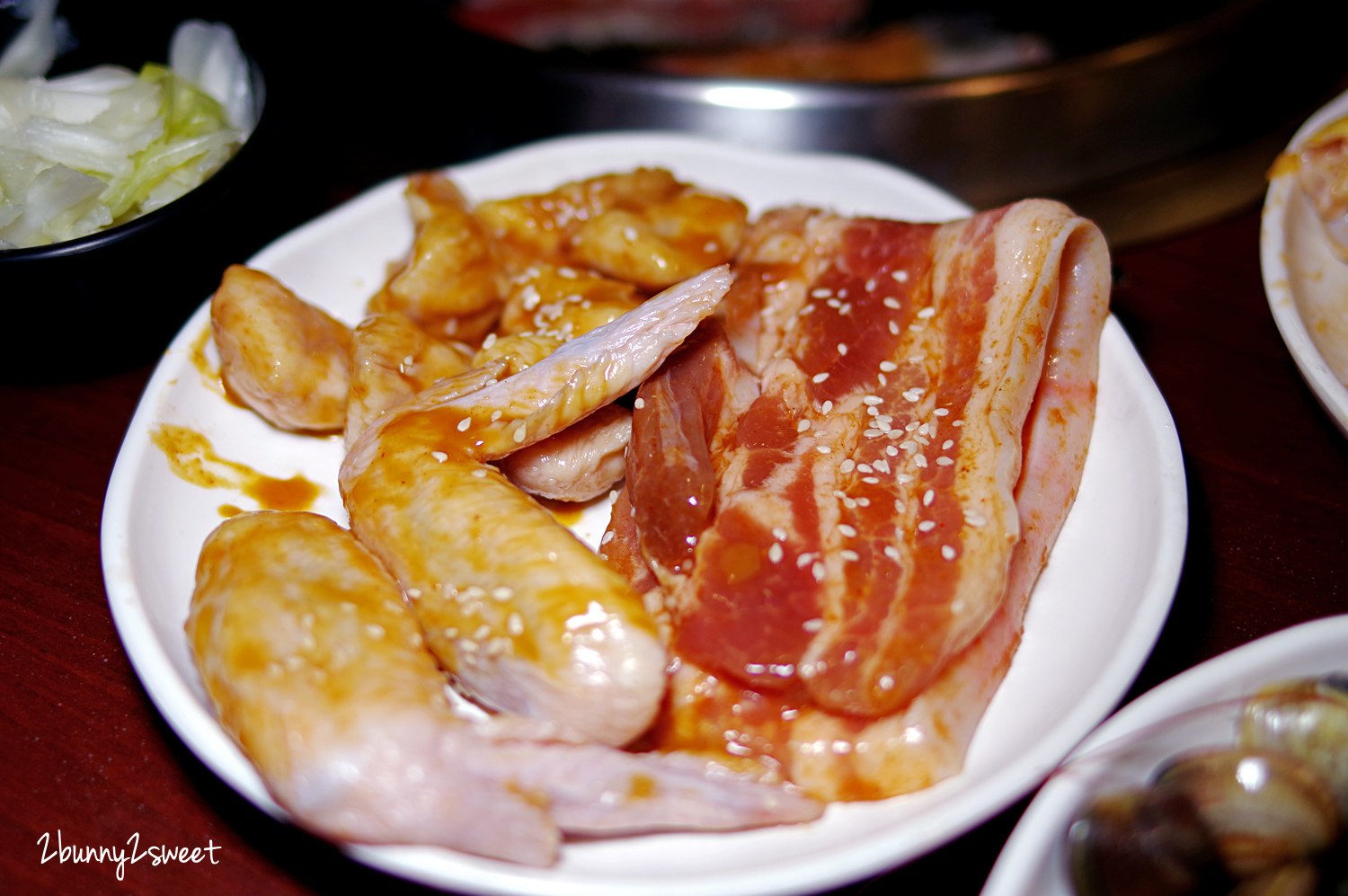 [宜蘭。美食] 原田屋燒肉鍋物～假日中午 388 就可以燒肉吃到飽!!彩虹貝、櫻桃鴨、比臉還大的霜降牛排通通拿來烤，火烤兩吃還附哈根達斯冰淇淋｜宜蘭燒肉吃到飽推薦｜免費停車 @兔兒毛毛姊妹花