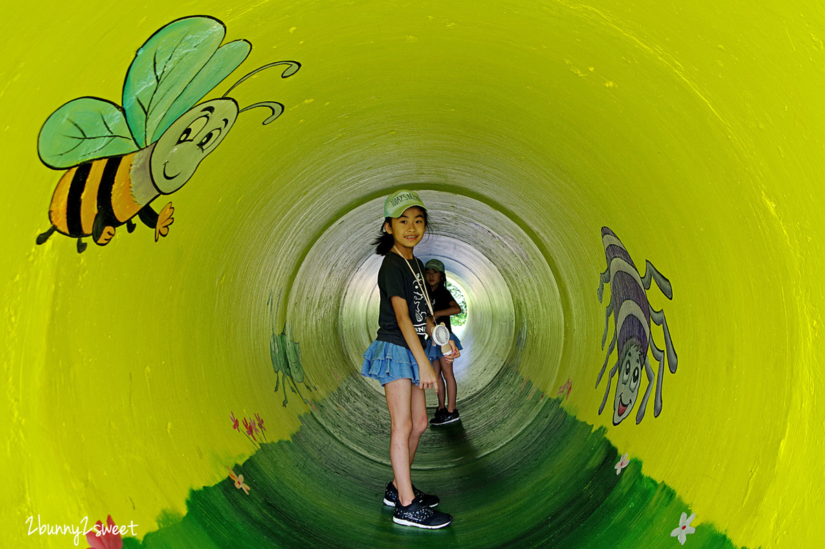 苗栗親子景點》獅山親子公園｜獅山多功能運動公園 特色遊戲場～媲美瀧野鈴蘭丘陵公園的火炎山地景溜滑梯，還有攀爬網、旋轉椅、大沙坑、盪鞦韆、戲水池 @兔兒毛毛姊妹花