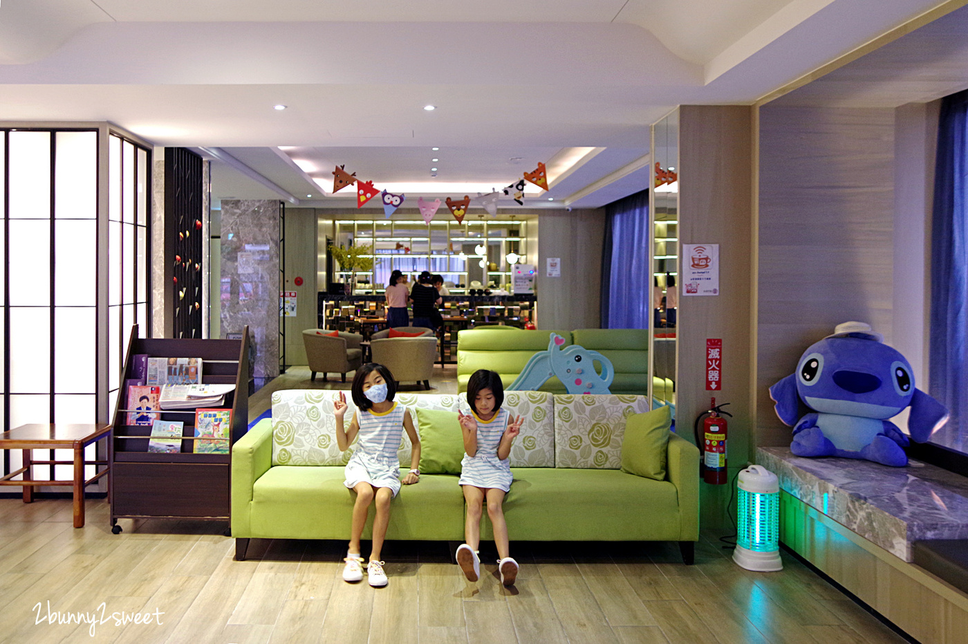 台中北區親子飯店》永悅行旅～大廳兒童遊戲區 x 寬敞舒適附浴缸家庭房～台中北區平價高 C/P 值住宿推薦 @兔兒毛毛姊妹花