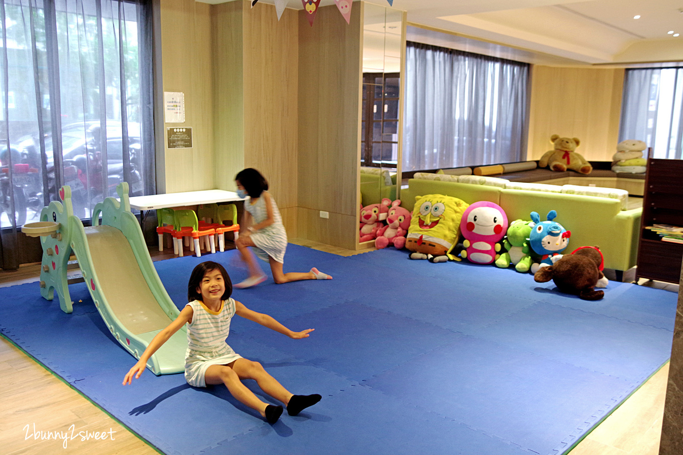 台中北區親子飯店》永悅行旅～大廳兒童遊戲區 x 寬敞舒適附浴缸家庭房～台中北區平價高 C/P 值住宿推薦 @兔兒毛毛姊妹花