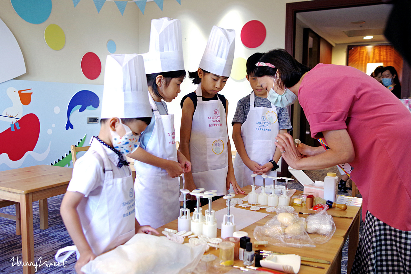 台北親子飯店》台北喜來登大飯店 x 寶貝小學堂～五星飯店 24 小時住好住滿，體驗手作、魔術、科學、積木夏令營課程，還有免費零食、禮物、十二廚早餐｜親子住房專案｜Sheraton Grand Taipei Hotel @兔兒毛毛姊妹花