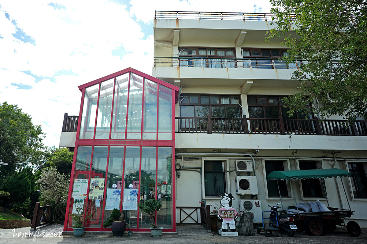 【苗栗竹南景點】四方鮮乳牧場一日遊：餵牛、滑草、親子放電超好玩！ @兔兒毛毛姊妹花
