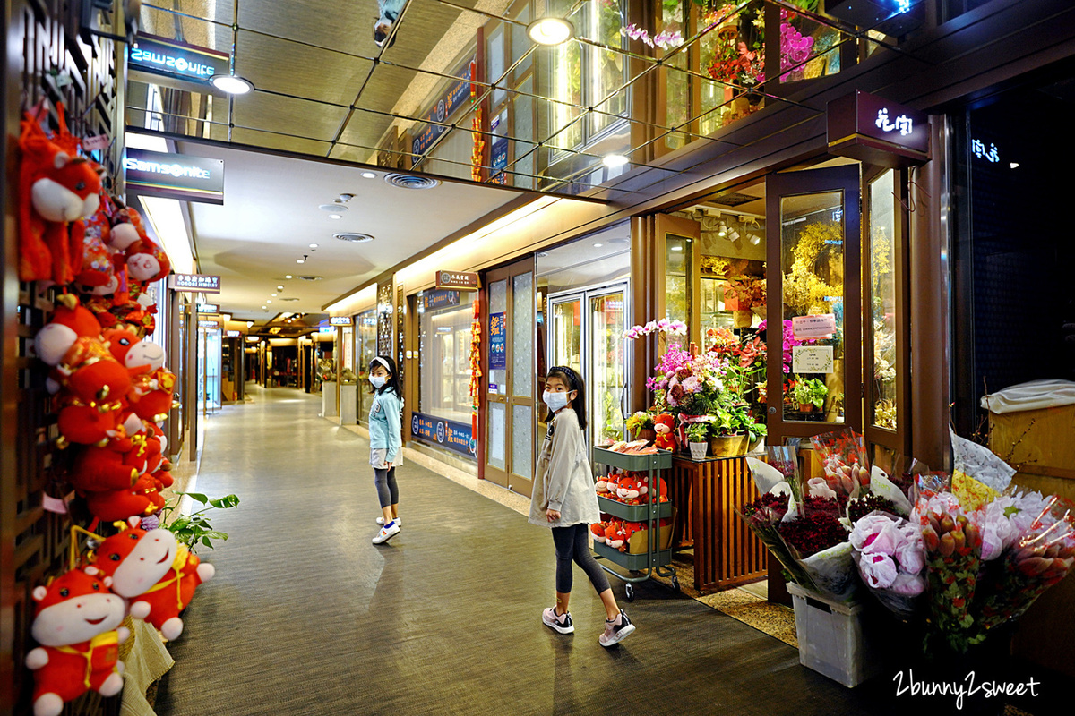 台北住宿推薦》台北福華大飯店～毗鄰兩捷運站絕佳地理位置，紅木家具、復古理髮廳懷舊氛圍～優雅又貼心的五星住宿體驗｜格林童話白雪公主與七矮人特展住房專案 @兔兒毛毛姊妹花