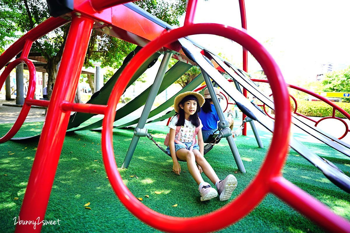 台北特色公園》北投磺港公園 共融遊戲場～別的地方沒玩過的酷跑樂園，還有圓盤鞦韆、超大沙坑～小公園也能很放電 @兔兒毛毛姊妹花