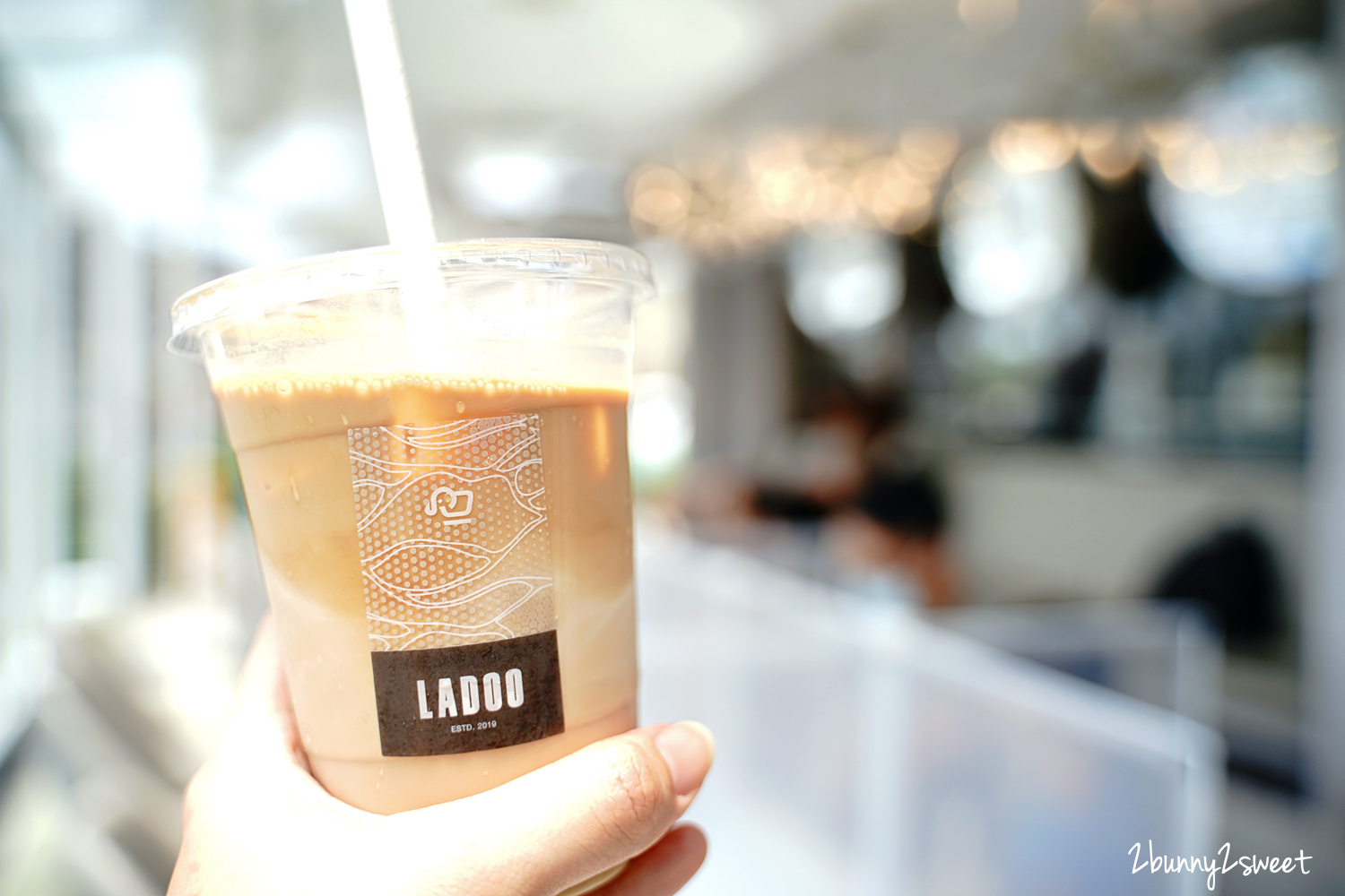 新北網美咖啡廳》老度咖啡 CAFE LADOO～深澳漁港旁的純白玻璃屋咖啡廳，視野絕佳還不限時｜瑞芳美食 @兔兒毛毛姊妹花