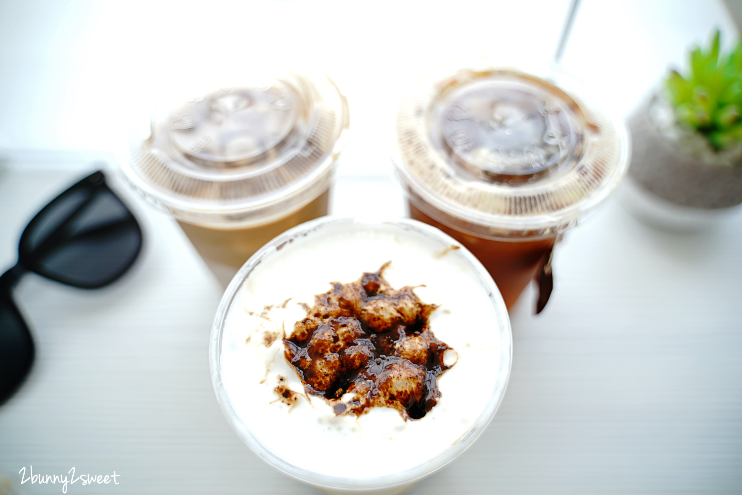 新北網美咖啡廳》老度咖啡 CAFE LADOO～深澳漁港旁的純白玻璃屋咖啡廳，視野絕佳還不限時｜瑞芳美食 @兔兒毛毛姊妹花