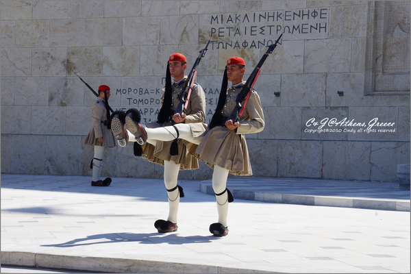 [2010 Greece] 。第二章。 憲法廣場看衛兵交接，對不起我笑了~ @兔兒毛毛姊妹花