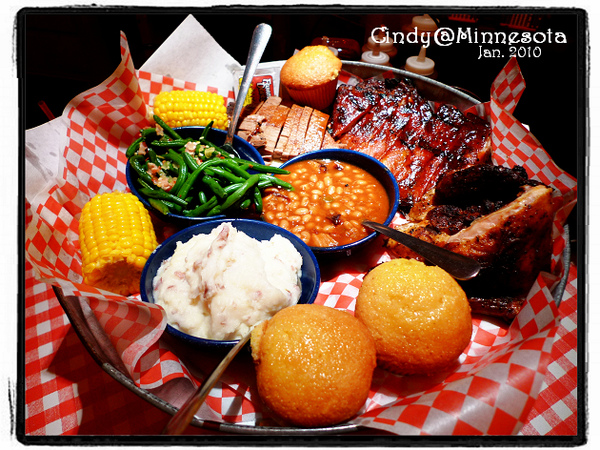 [EAT@TwinCity] 垃圾桶蓋上的豬肋排~『Famous Dave&rsquo;s』 @兔兒毛毛姊妹花