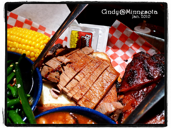 [EAT@TwinCity] 垃圾桶蓋上的豬肋排~『Famous Dave&rsquo;s』 @兔兒毛毛姊妹花