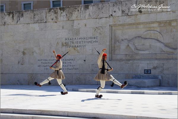 [2010 Greece] 。第二章。 憲法廣場看衛兵交接，對不起我笑了~ @兔兒毛毛姊妹花