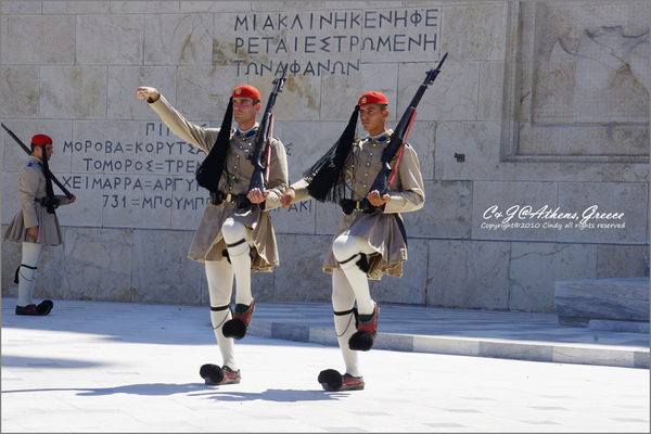 [2010 Greece] 。第二章。 憲法廣場看衛兵交接，對不起我笑了~ @兔兒毛毛姊妹花