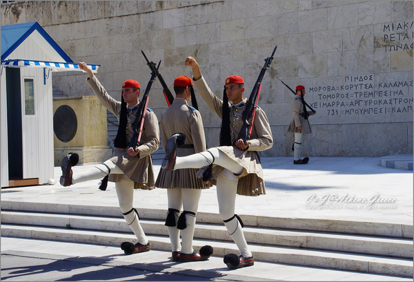 [2010 Greece] 。第二章。 憲法廣場看衛兵交接，對不起我笑了~ @兔兒毛毛姊妹花